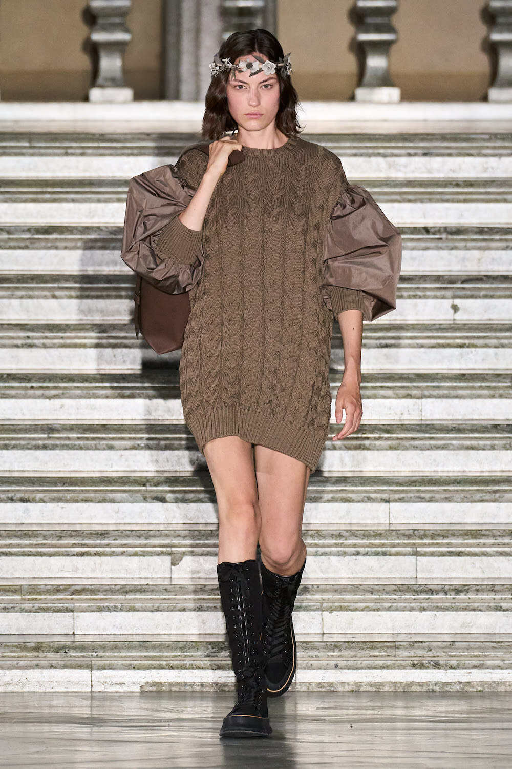 探索 Max Mara 2024 早春系列:斯堪地那維亞風情與鮮花的奇幻交織 探索 Max Mara 2024 早春系列:斯堪地那維亞風情與鮮花的奇幻交織