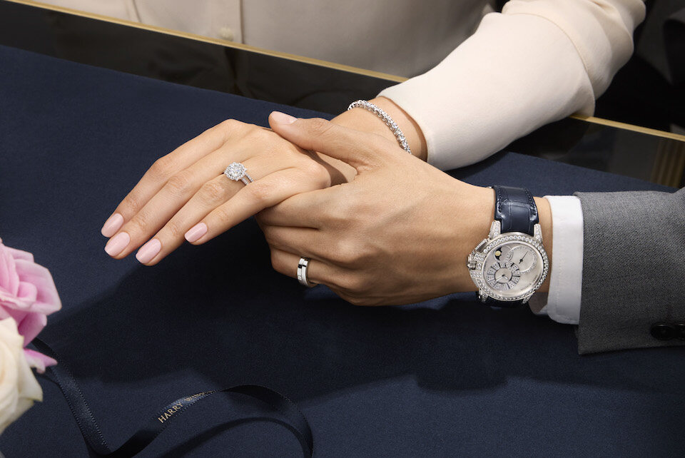 讓婚戒代替言語!HARRY WINSTON The One、Belle 及 HW Logo 系列細膩詮釋愛情的真摯層次,將情感昇華為永恆珍寶。 讓婚戒代替言語!HARRY WINSTON The One、Belle 及 HW Logo 系列細膩詮釋愛情的真摯層次,將情感昇華為永恆珍寶。