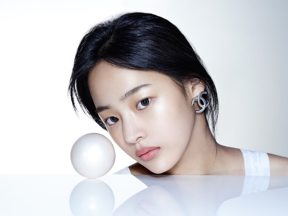 為甚麼 Minji 總能駕馭創意妝容？原來她的 CHANEL 幕後功臣是她們！