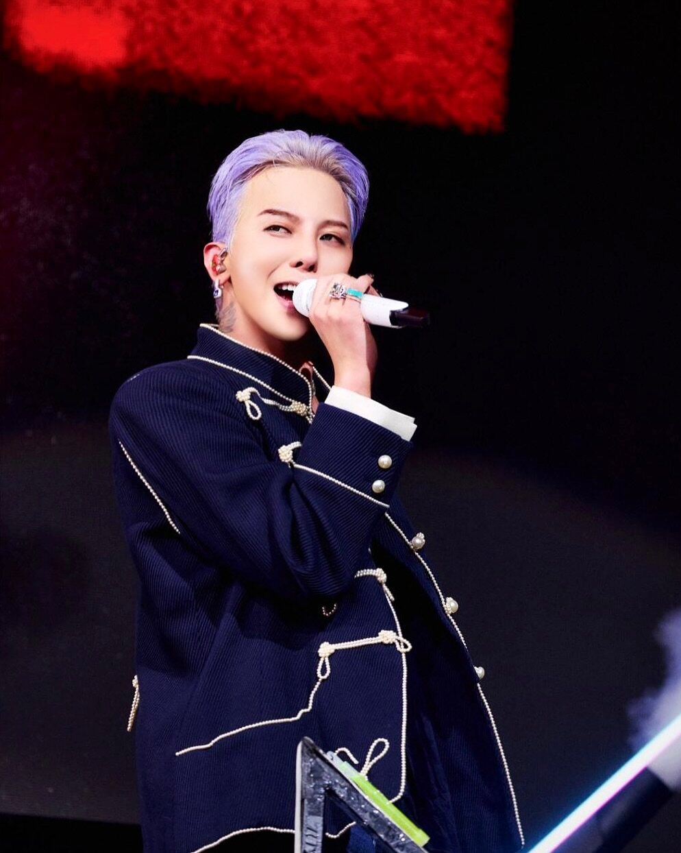彩色寶石成為 2025 主導趨勢！Pomellato 珠寶成為 G-Dragon 穿搭的靈感色盤，精彩演繹權志龍《Übermensch》舞台造型
