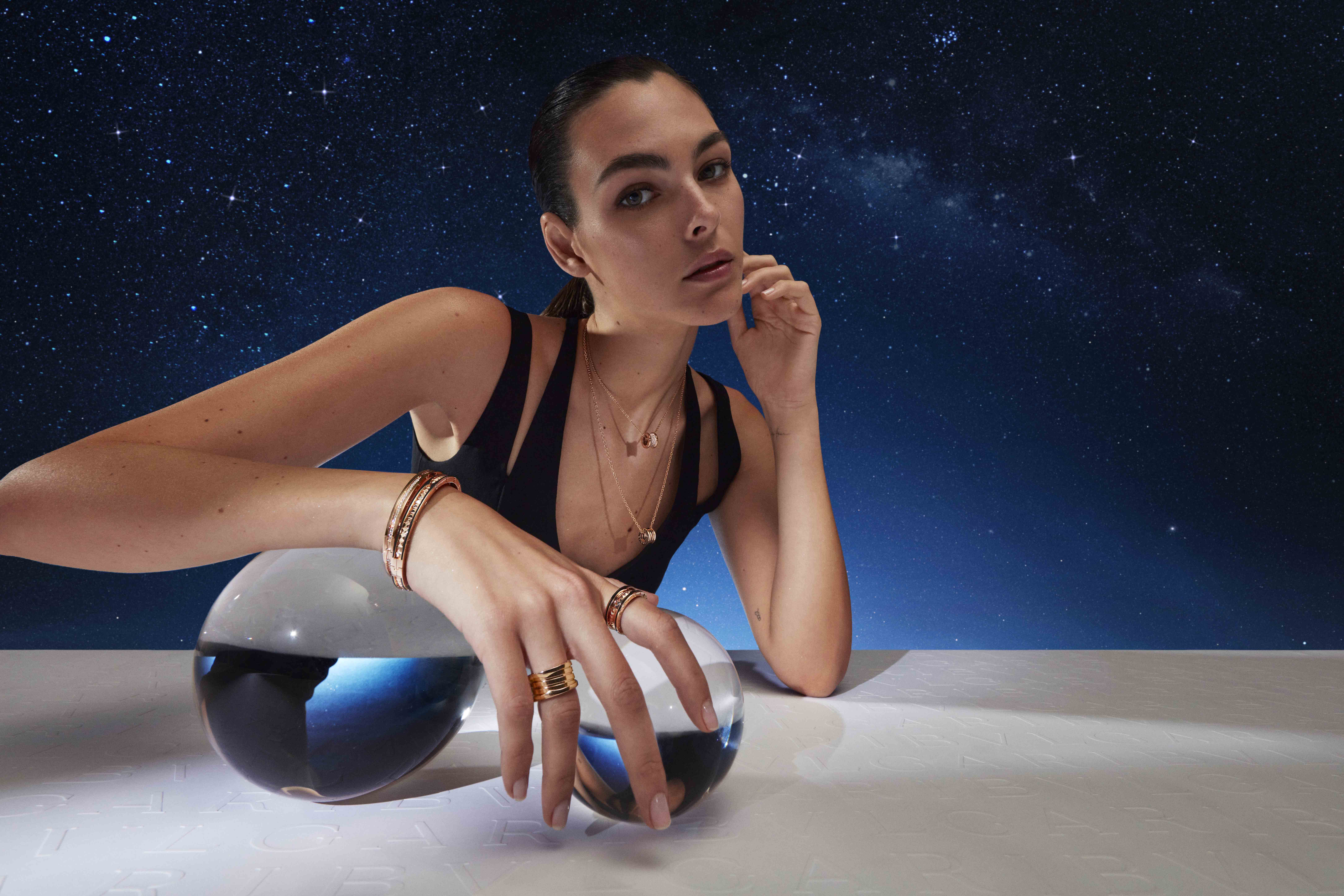 BVLGARI 以男女皆宜的 B.zero1 系列不讓女性專美， 非傳統的 BVLGARI B.zero1 系列戒指結合羅馬鬥獸場的流暢和俐落線條與工業風圓管