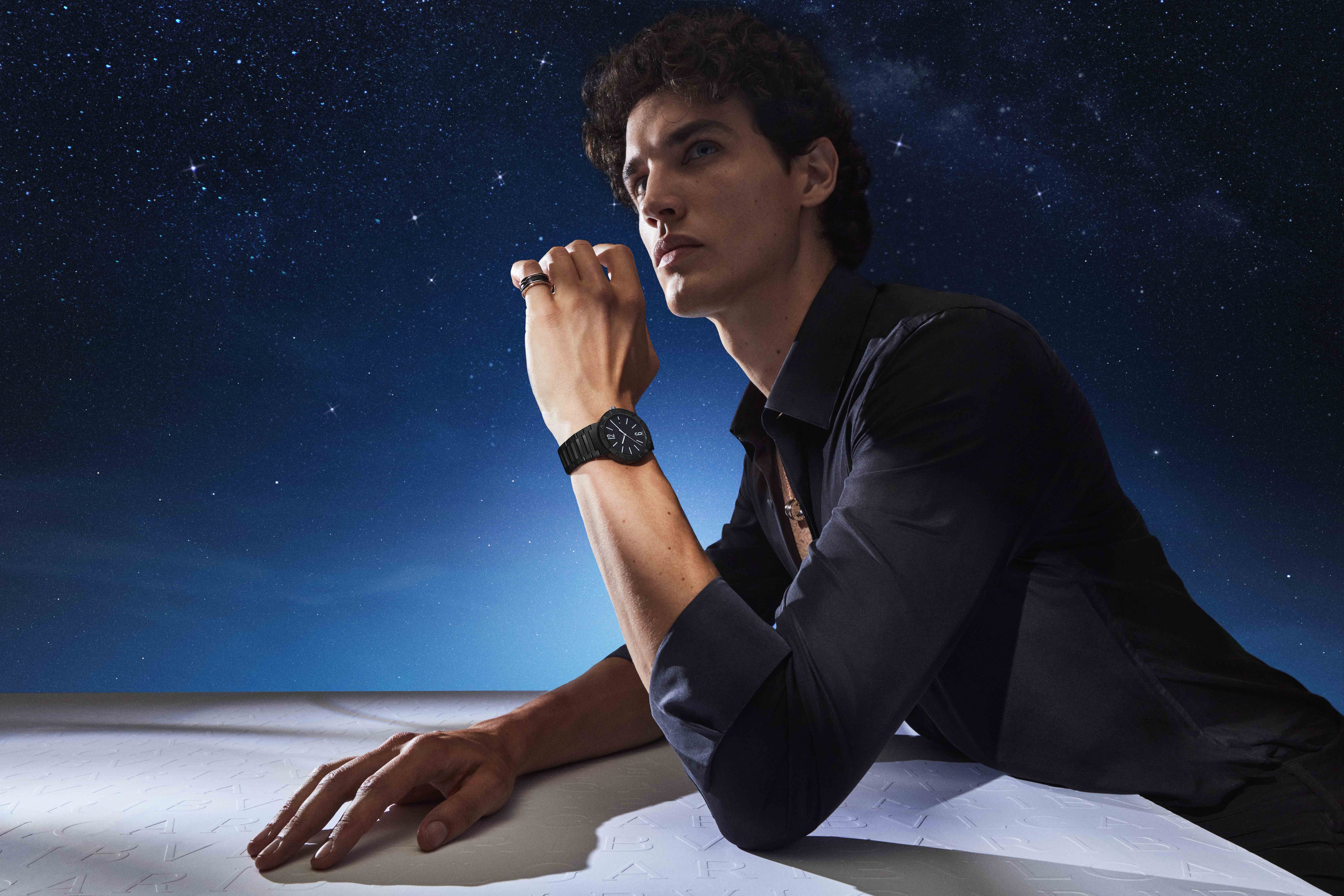 全新 BVLGARI BVLGARI 腕錶同樣適合與愛侶成相成對示人。