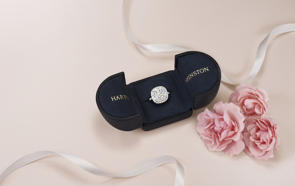 讓婚戒代替言語!HARRY WINSTON The One、Belle 及 HW Logo 系列細膩詮釋愛情的真摯層次,將情感昇華為永恆珍寶。 讓婚戒代替言語!HARRY WINSTON The One、Belle 及 HW Logo 系列細膩詮釋愛情的真摯層次,將情感昇華為永恆珍寶。