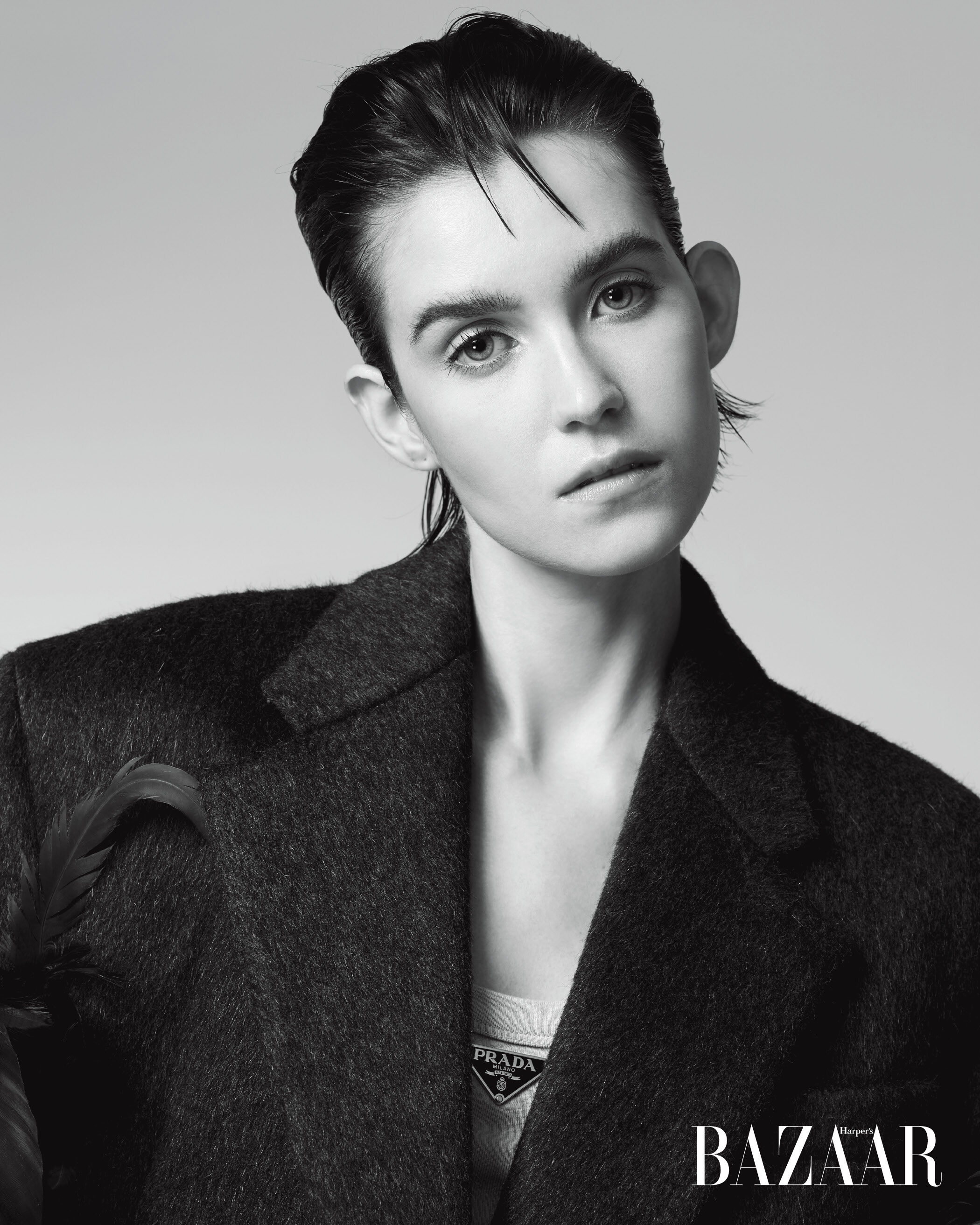 PRADA 飾羽毛絨西裝外套及標誌背心。 PRADA 飾羽毛絨西裝外套及標誌背心。