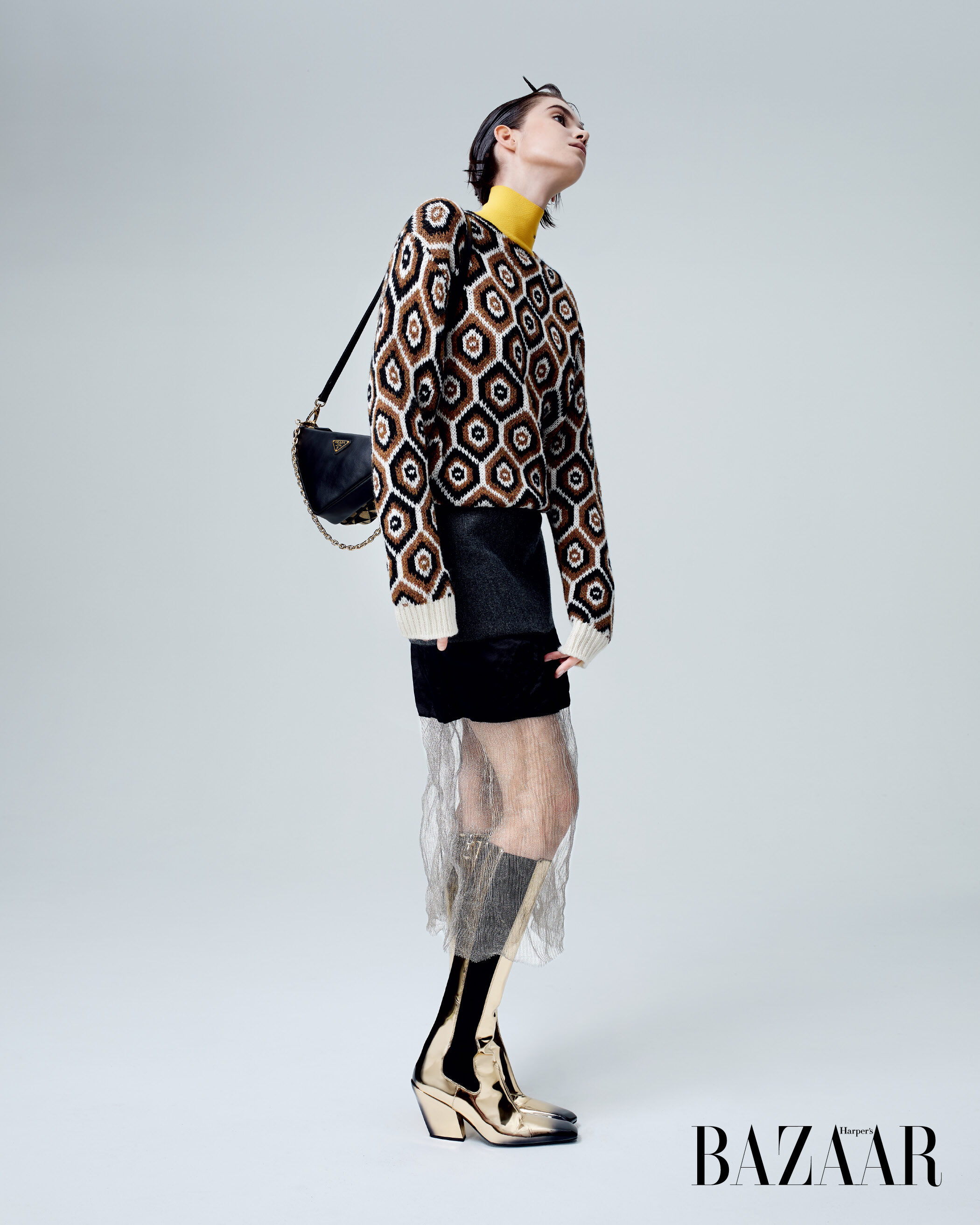PRADA 幾何圖案針織上衣、拼布半截裙、金屬面皮長靴、三角形標誌皮革雙面袋。 PRADA 幾何圖案針織上衣、拼布半截裙、金屬面皮長靴、三角形標誌皮革雙面袋。