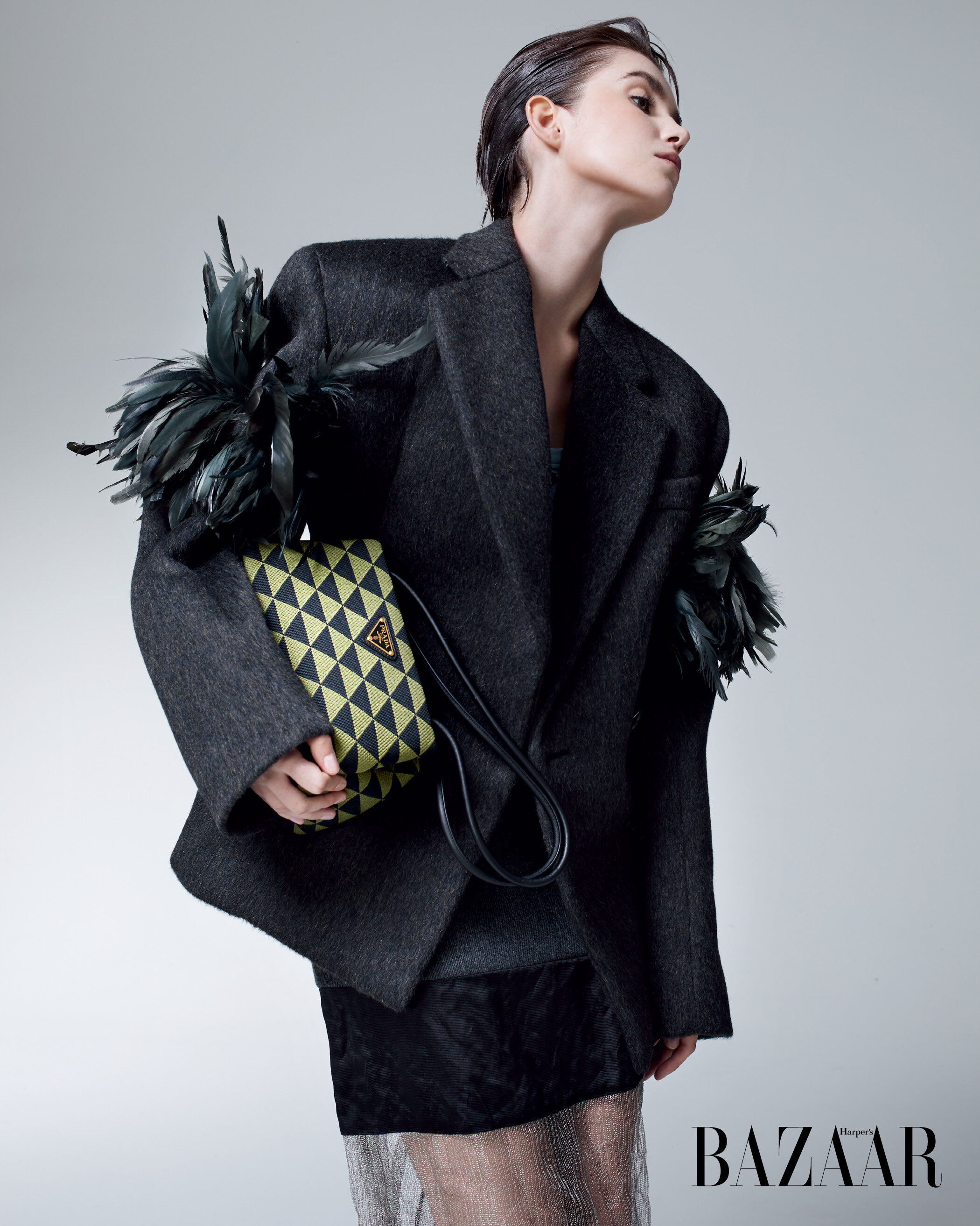 PRADA 飾羽毛絨西裝外套、標誌背心、拼布半截裙、幾何圖案手挽袋。 PRADA 飾羽毛絨西裝外套、標誌背心、拼布半截裙、幾何圖案手挽袋。