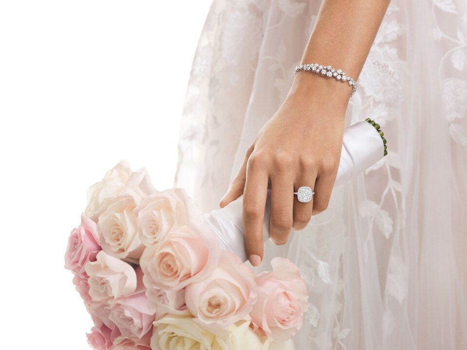 讓婚戒代替言語!HARRY WINSTON The One、Belle 及 HW Logo 系列細膩詮釋愛情的真摯層次,將情感昇華為永恆珍寶。 讓婚戒代替言語!HARRY WINSTON The One、Belle 及 HW Logo 系列細膩詮釋愛情的真摯層次,將情感昇華為永恆珍寶。