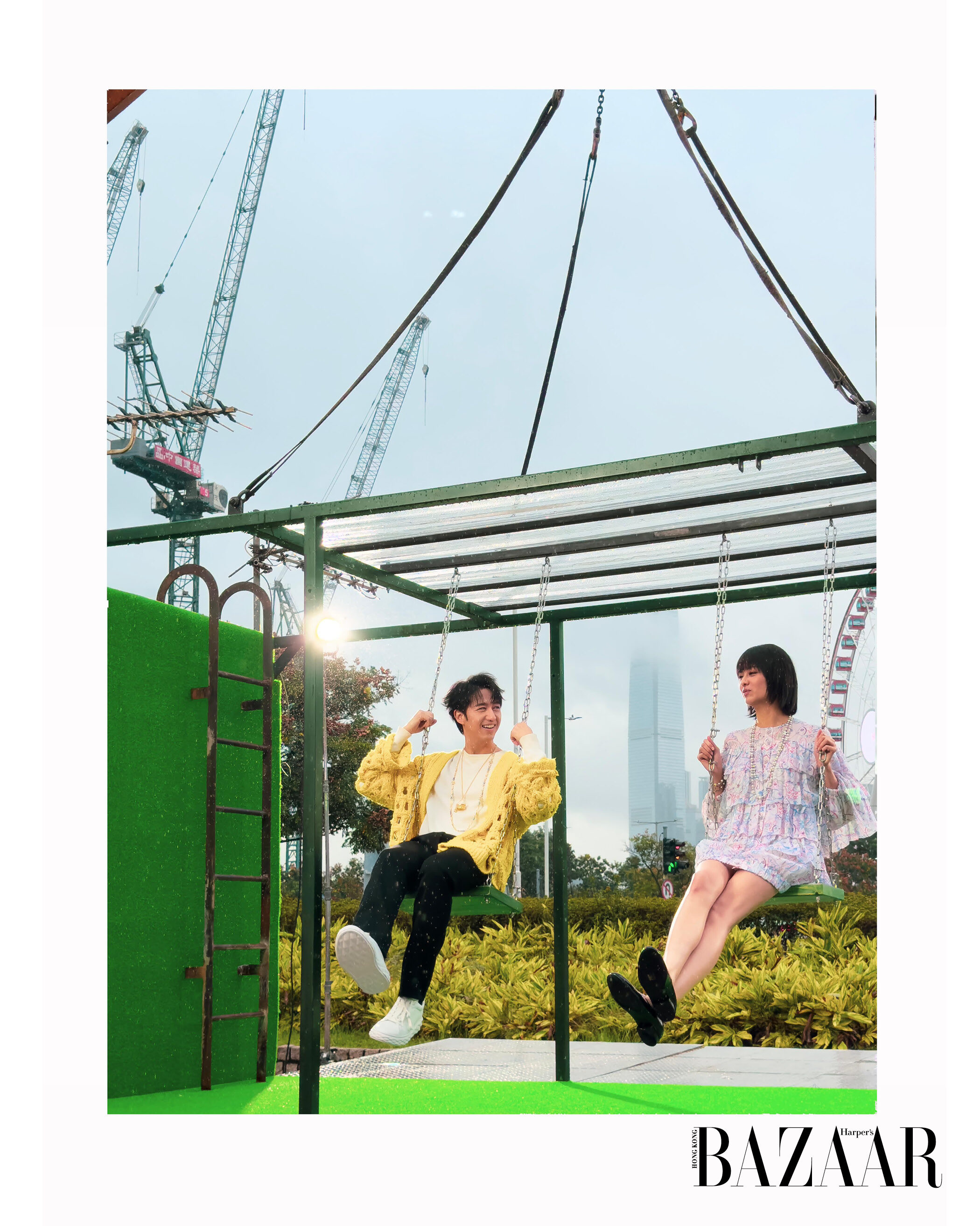 盧慧敏（Amy Lo）、馮允謙（Jay Fung）穿上 CHANEL 2025 早春系列服飾上演城市浪漫故事，《Movie on The Road》向香港電影本色致敬