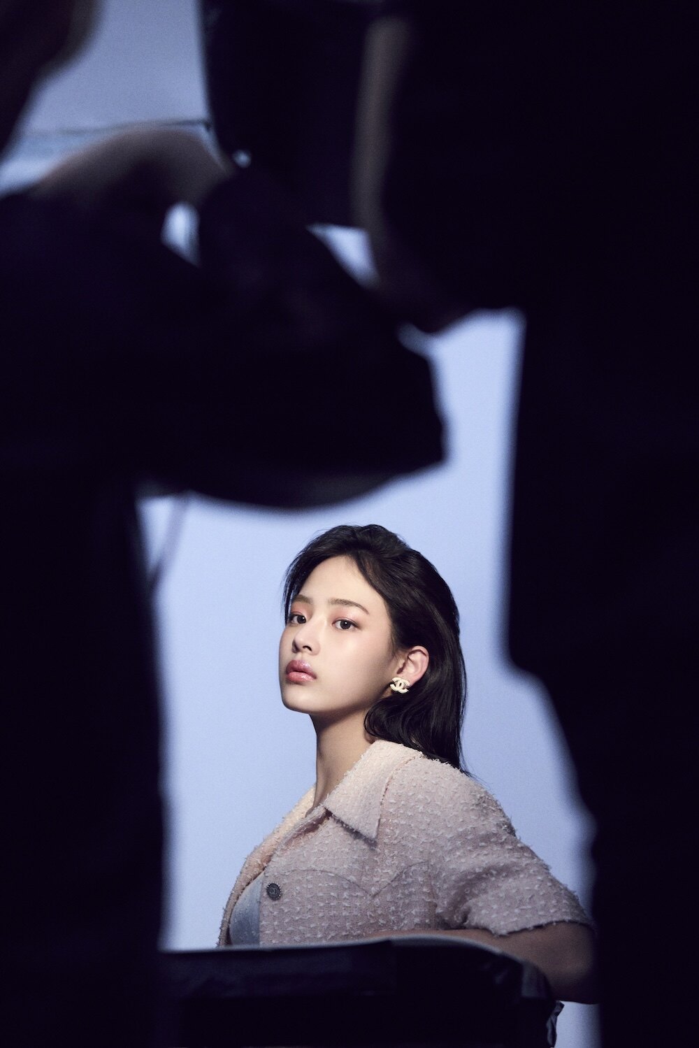 為甚麼 Minji 總能駕馭創意妝容？原來她的 CHANEL 幕後功臣是她們！