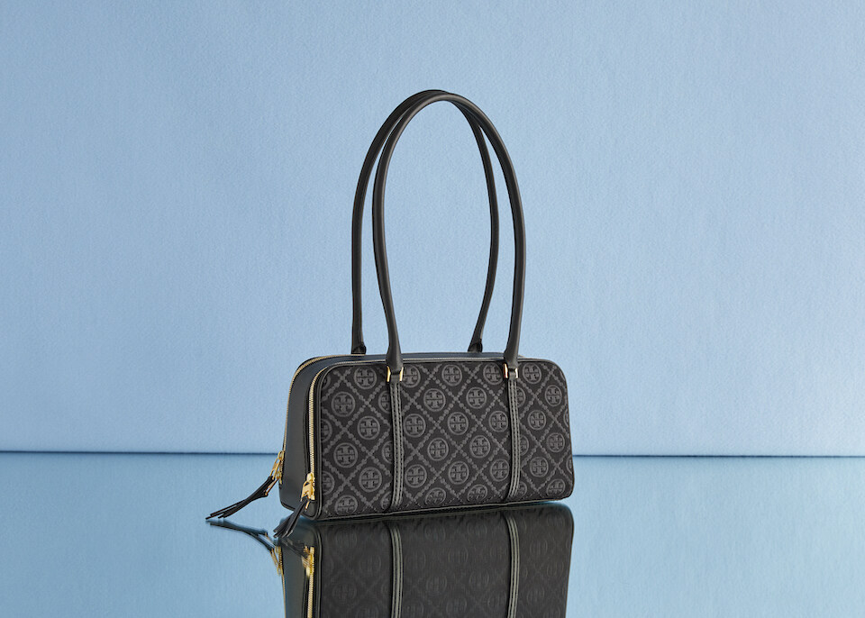 為手袋系列添加新成員!Tory Burch 暢銷款 「T Monogram 手袋」推出全新中性設計,時尚得想馬上收進衣櫥 為手袋系列添加新成員!Tory Burch 暢銷款 「T Monogram 手袋」推出全新中性設計,時尚得想馬上收進衣櫥