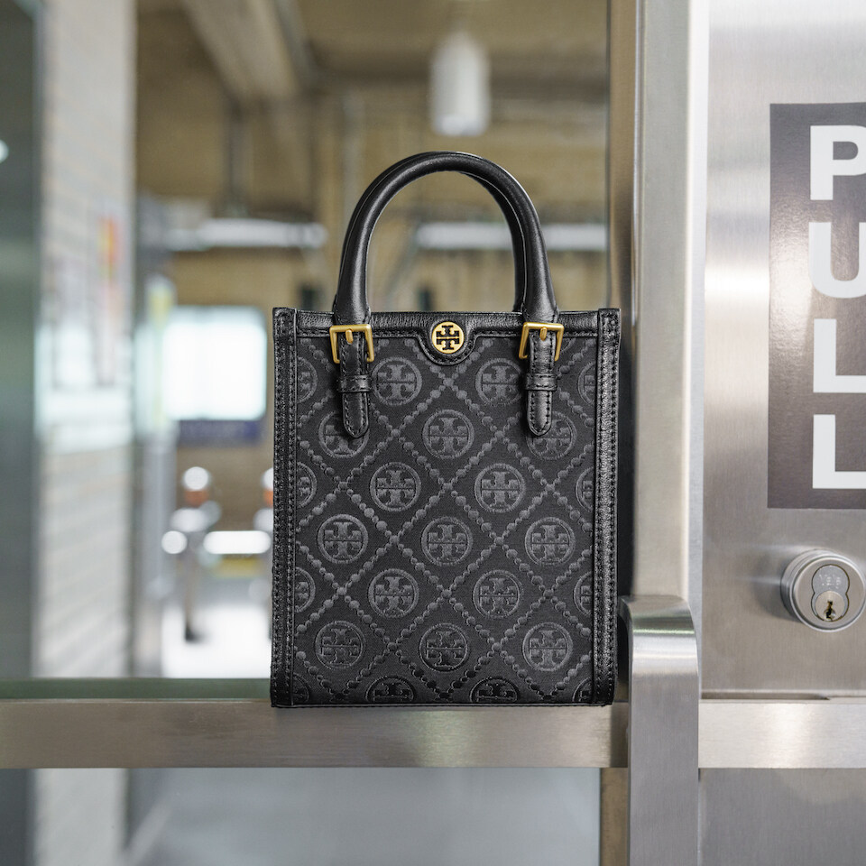 為手袋系列添加新成員!Tory Burch 暢銷款 「T Monogram 手袋」推出全新中性設計,時尚得想馬上收進衣櫥 為手袋系列添加新成員!Tory Burch 暢銷款 「T Monogram 手袋」推出全新中性設計,時尚得想馬上收進衣櫥