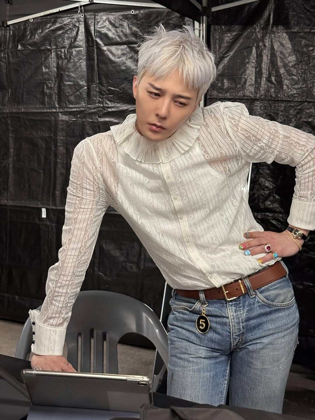 彩色寶石成為 2025 主導趨勢！Pomellato 珠寶成為 G-Dragon 穿搭的靈感色盤，精彩演繹權志龍《Übermensch》舞台造型