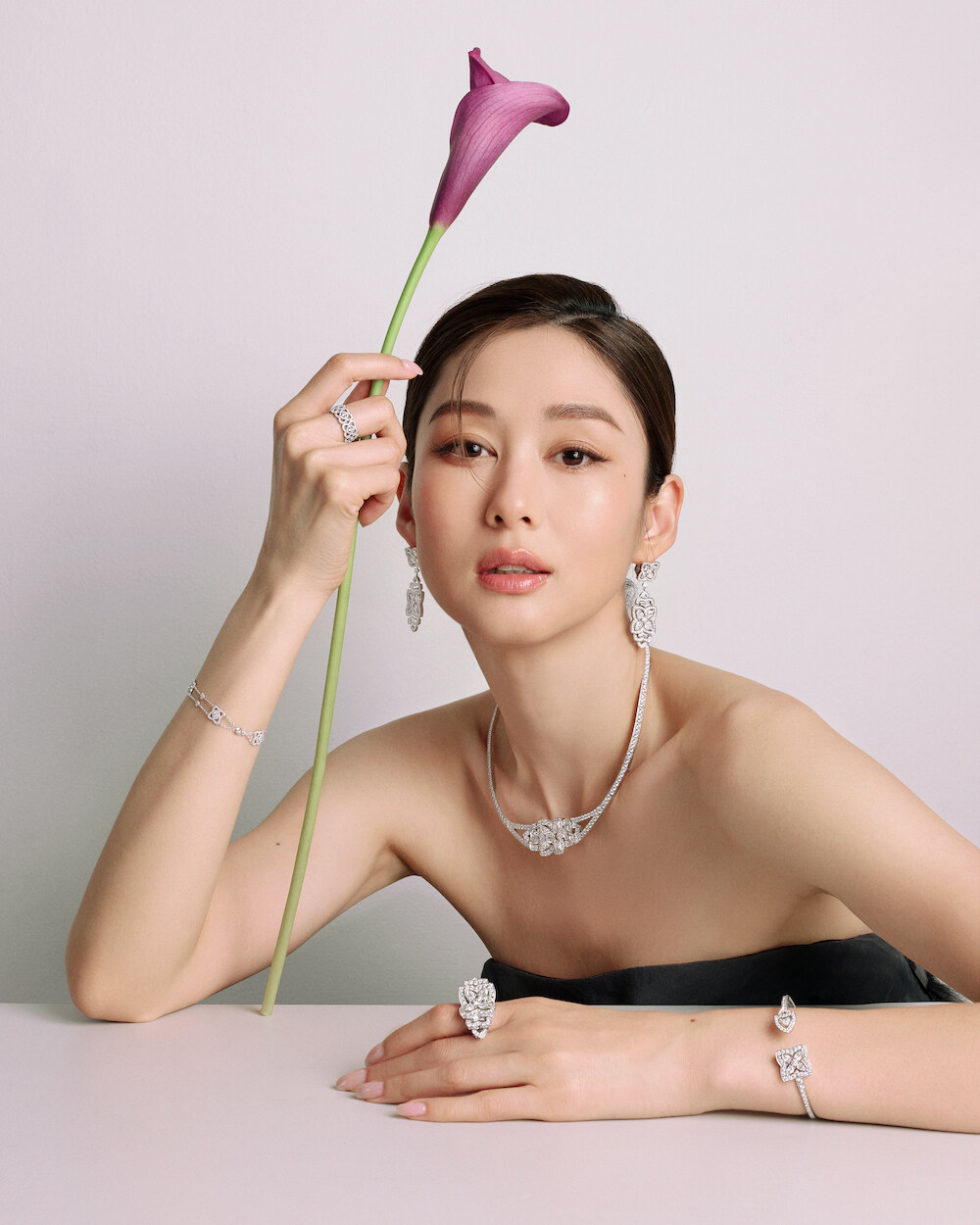 De Beers Enchanted Lotus 系列珠寶：林愷鈴、岑麗香、倪晨曦與譚旻萱詮釋蓮花之美，展現內在力量