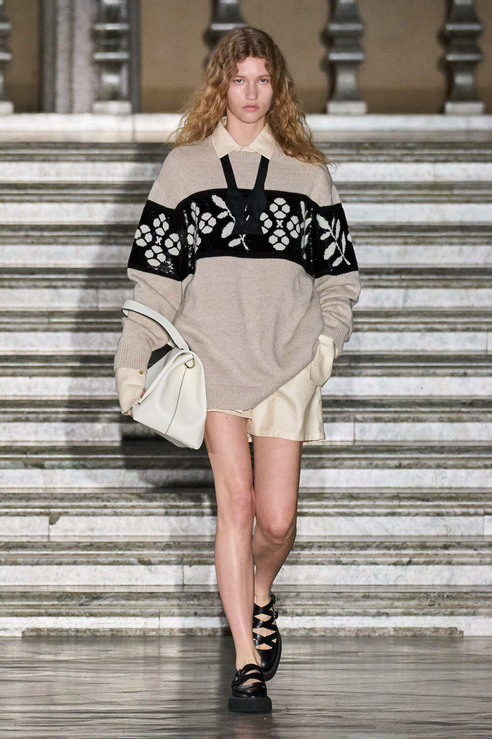 探索 Max Mara 2024 早春系列:斯堪地那維亞風情與鮮花的奇幻交織 探索 Max Mara 2024 早春系列:斯堪地那維亞風情與鮮花的奇幻交織
