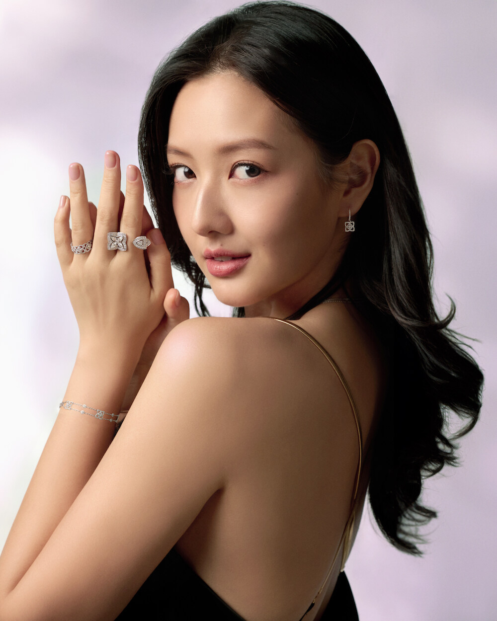 De Beers Enchanted Lotus 系列珠寶：林愷鈴、岑麗香、倪晨曦與譚旻萱詮釋蓮花之美，展現內在力量
