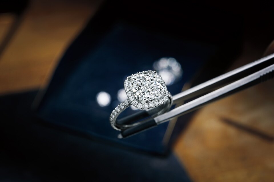 讓婚戒代替言語!HARRY WINSTON The One、Belle 及 HW Logo 系列細膩詮釋愛情的真摯層次,將情感昇華為永恆珍寶。 讓婚戒代替言語!HARRY WINSTON The One、Belle 及 HW Logo 系列細膩詮釋愛情的真摯層次,將情感昇華為永恆珍寶。