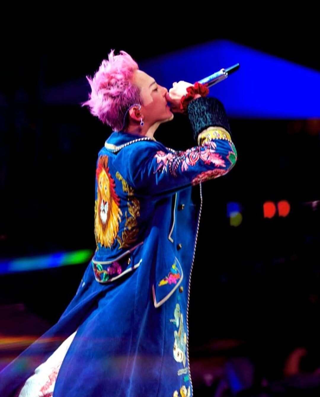 彩色寶石成為 2025 主導趨勢！Pomellato 珠寶成為 G-Dragon 穿搭的靈感色盤，精彩演繹權志龍《Übermensch》舞台造型