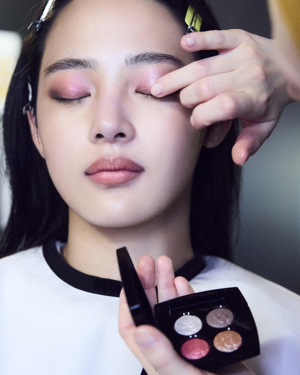為甚麼 Minji 總能駕馭創意妝容？原來她的 CHANEL 幕後功臣是她們！