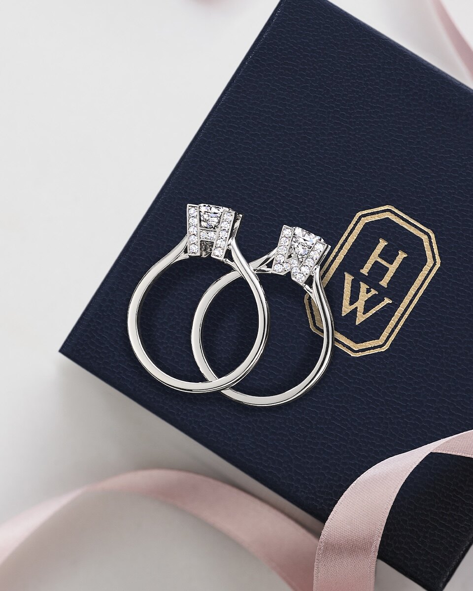 讓婚戒代替言語!HARRY WINSTON The One、Belle 及 HW Logo 系列細膩詮釋愛情的真摯層次,將情感昇華為永恆珍寶。 讓婚戒代替言語!HARRY WINSTON The One、Belle 及 HW Logo 系列細膩詮釋愛情的真摯層次,將情感昇華為永恆珍寶。
