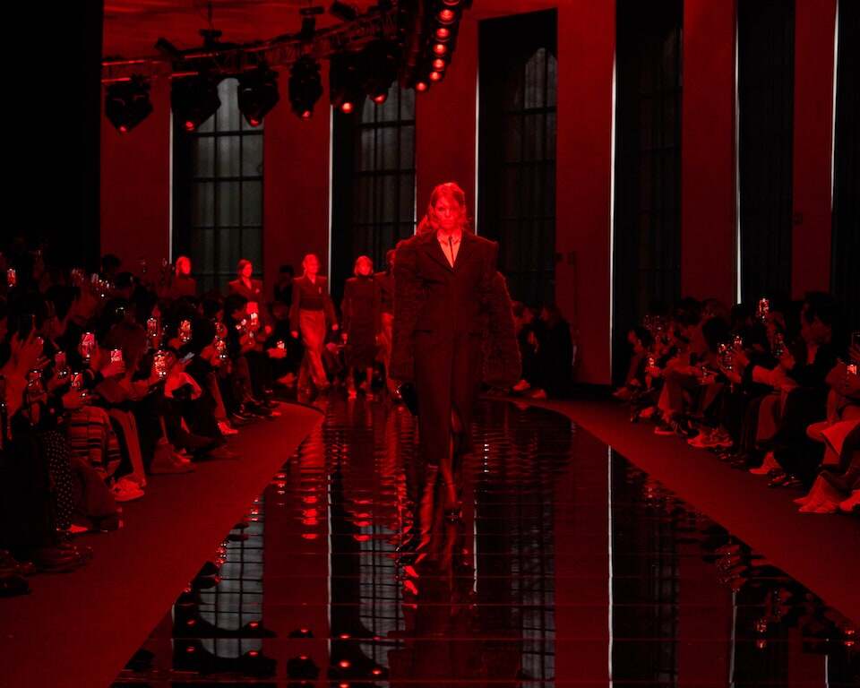 Sportmax 2024 秋冬系列致敬經典、探索未來！新季打造 Boxy 西裝成焦點，以高科技面料演繹未來主義！