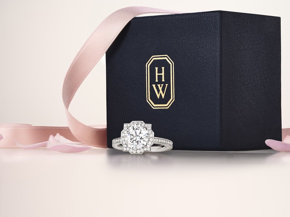 讓婚戒代替言語!HARRY WINSTON The One、Belle 及 HW Logo 系列細膩詮釋愛情的真摯層次,將情感昇華為永恆珍寶。 讓婚戒代替言語!HARRY WINSTON The One、Belle 及 HW Logo 系列細膩詮釋愛情的真摯層次,將情感昇華為永恆珍寶。