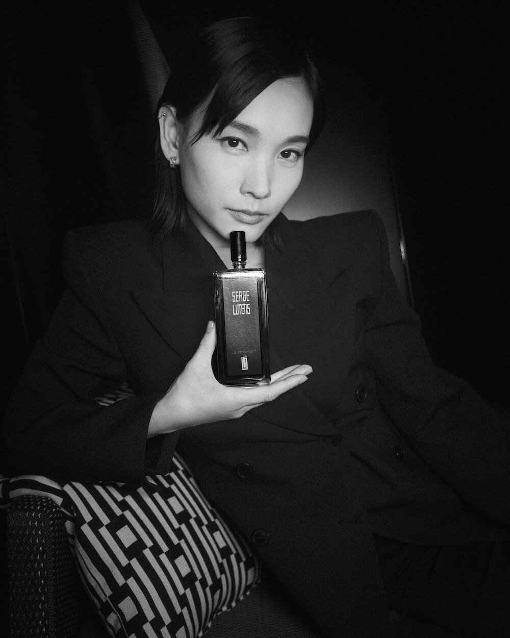 談善言與 Serge Lutens 全新「馴風人」香氛：在風暴中尋找心靈避風港