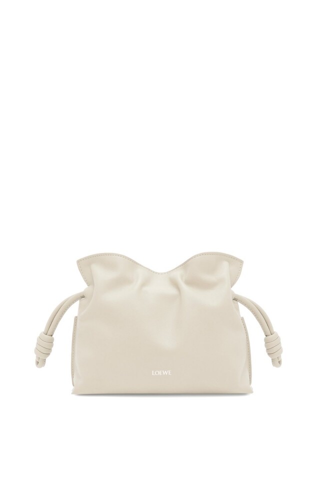 2024 要入手一款 Clutch Bag！Rihanna、Hailey Bieber 等女星也悄悄掀起熱潮，推介多款極具設計感的手拿包