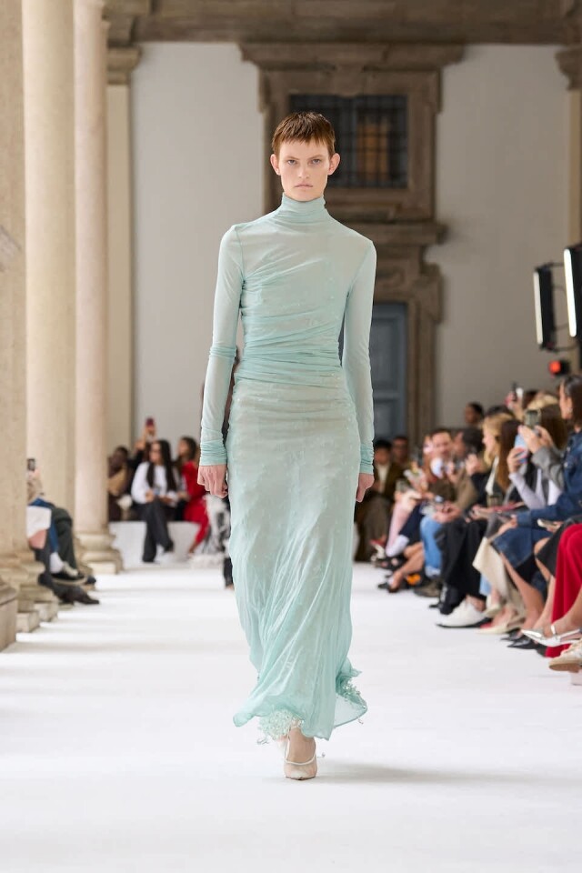 Sportmax 2025 春夏系列探索極簡之美!透明高踭鞋、水桶袋風格吸睛,新作融合流蘇元素打造感性魅力! Sportmax 2025 春夏系列探索極簡之美!透明高踭鞋、水桶袋風格吸睛,新作融合流蘇元素打造感性魅力!