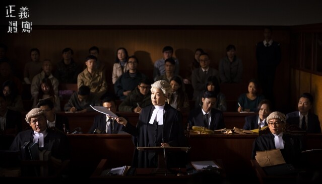 《正義迴廊》導演何爵天：「到底法庭是一個尋找真相和正義的地方，還是一個表演舞台，誰可以說服陪審團誰便能逃過入獄的命運？」