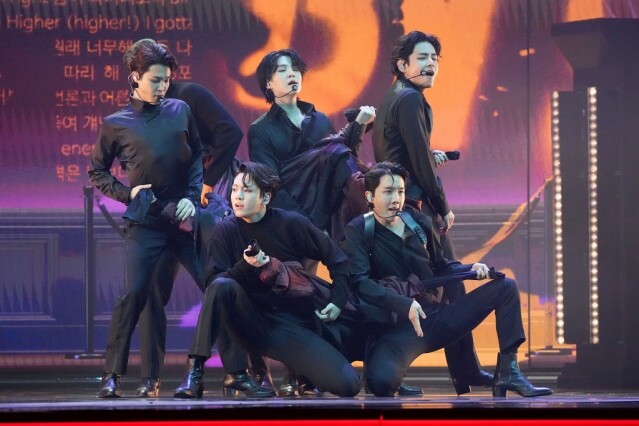 BTS 的表演經過精心設計,呈現出猶如「007」系列電影的戲劇感 BTS 的表演經過精心設計,呈現出猶如「007」系列電影的戲劇感