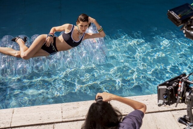 Chanel 新季廣告主角 Vivienne Rohner 身穿黑色白邊兩件頭泳衣下水，感覺池水特別透心涼。