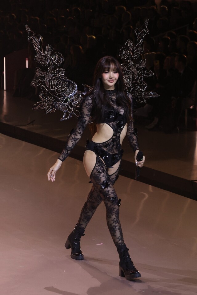 Lisa 以 3 套性感造型首登 Victoria’s Secret 舞台！由電單車女郎到天使打扮，造型絕不輸維密天使