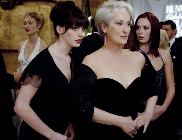 時裝界最強助理 Anne Hathaway 正式上線！收看《穿 Prada 的惡魔 2》前，先重溫首季 10 件鮮為人知的細節