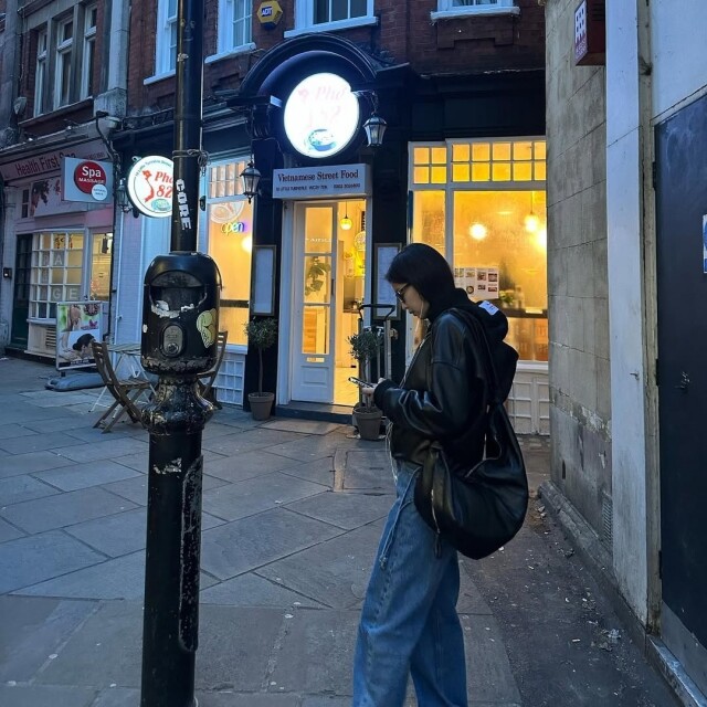 Jennie 不只會用 CHANEL！這 4 個小眾品牌也是她的心頭好，款式時尚、易襯、大容量