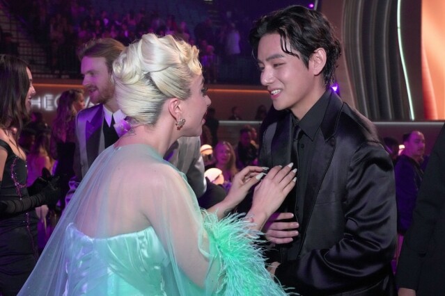 BTS 成員 V 與 Lady Gaga 在格林美獎上合照 BTS 成員 V 與 Lady Gaga 在格林美獎上合照