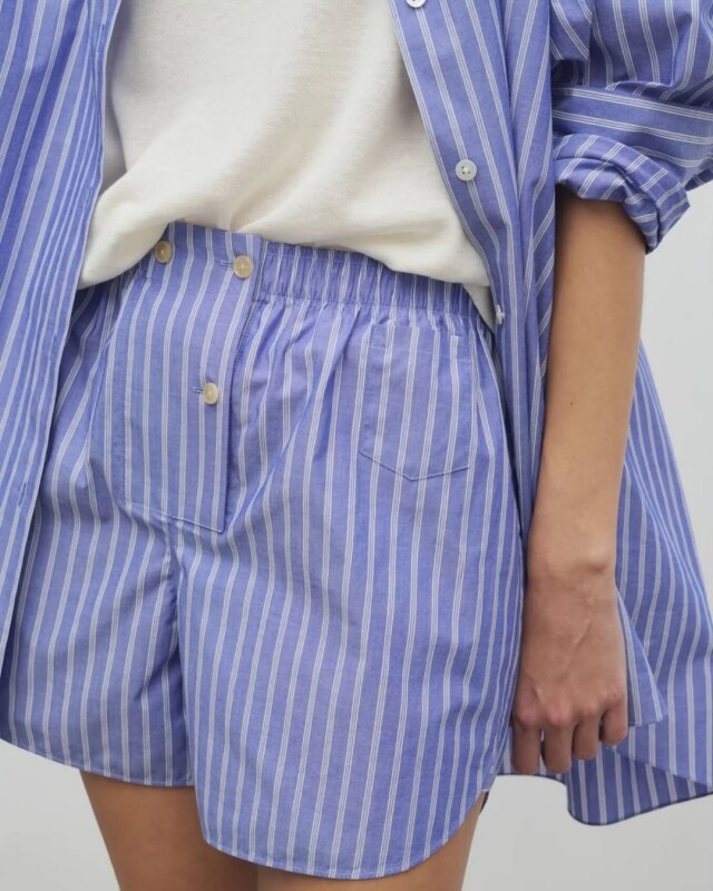 夏天「睡衣時尚」熱潮爆紅,穿上「睡衣風」直條紋長褲或短褲,以 Easy Pants打造慵懶時尚感 夏天「睡衣時尚」熱潮爆紅,穿上「睡衣風」直條紋長褲或短褲,以 Easy Pants打造慵懶時尚感