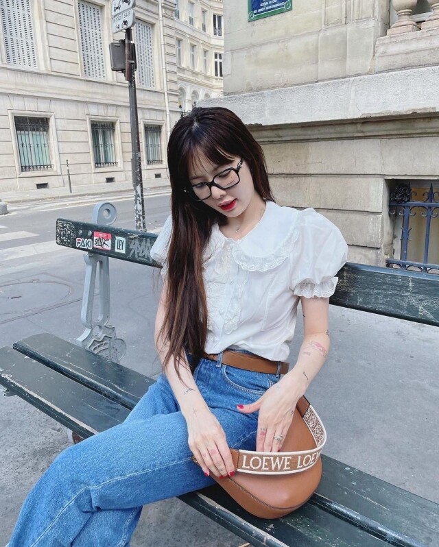 泫雅亦入手了啡色的 Luna 半月包 泫雅亦入手了啡色的 Luna 半月包