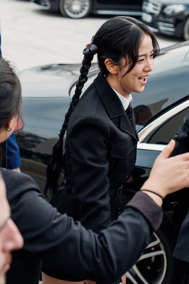 Jisoo 的外表如同藝術品般完美，每一個細節都令人驚嘆不已。