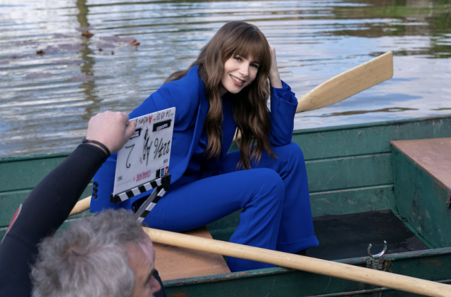 《Emily in Paris 4》造型解構！Lily Collins 劇中同款手袋不到 $2200 即可入手
