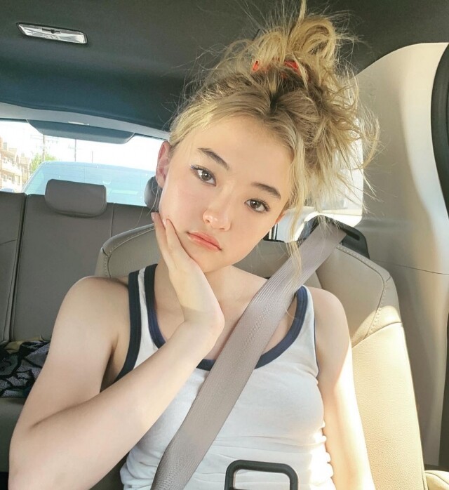 美國出生及長大的 Ella Gross 衣著上偏向歐美風格