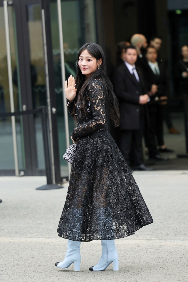 獨家美照曝光!New Jeans 成員 Minji 首次出席 Chanel 2024 巴黎春夏高訂大秀,舉手投足引在場粉絲哄動 獨家美照曝光!New Jeans 成員 Minji 首次出席 Chanel 2024 巴黎春夏高訂大秀,舉手投足引在場粉絲哄動
