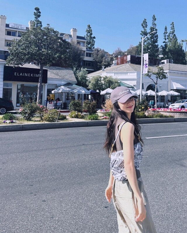 15+ 女生旅行鬆弛感自然拍照姿勢大全！跟著韓星學自然不做作打卡 Pose