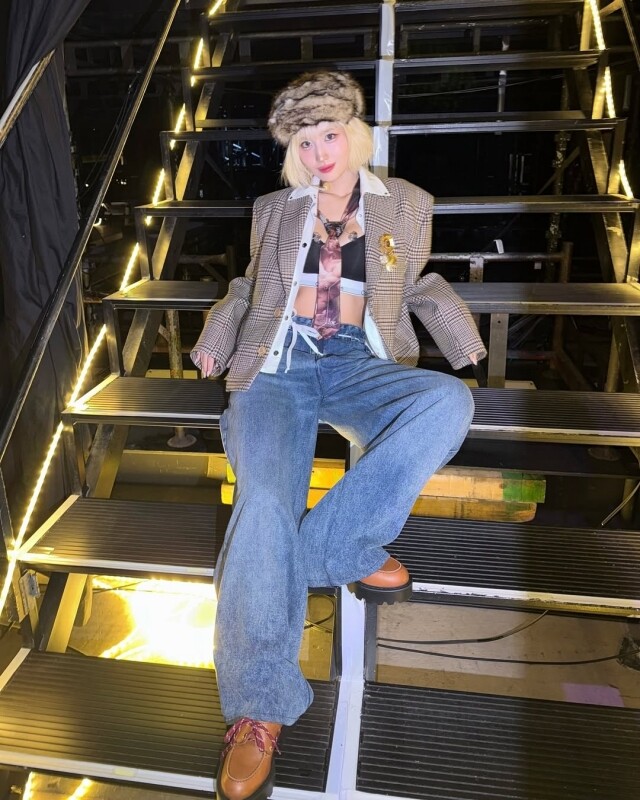 「闊腳牛仔褲」8 個穿搭靈感！衣櫃不能沒有寬鬆牛仔褲，遮肉、顯瘦是女生日常穿搭的好幫手