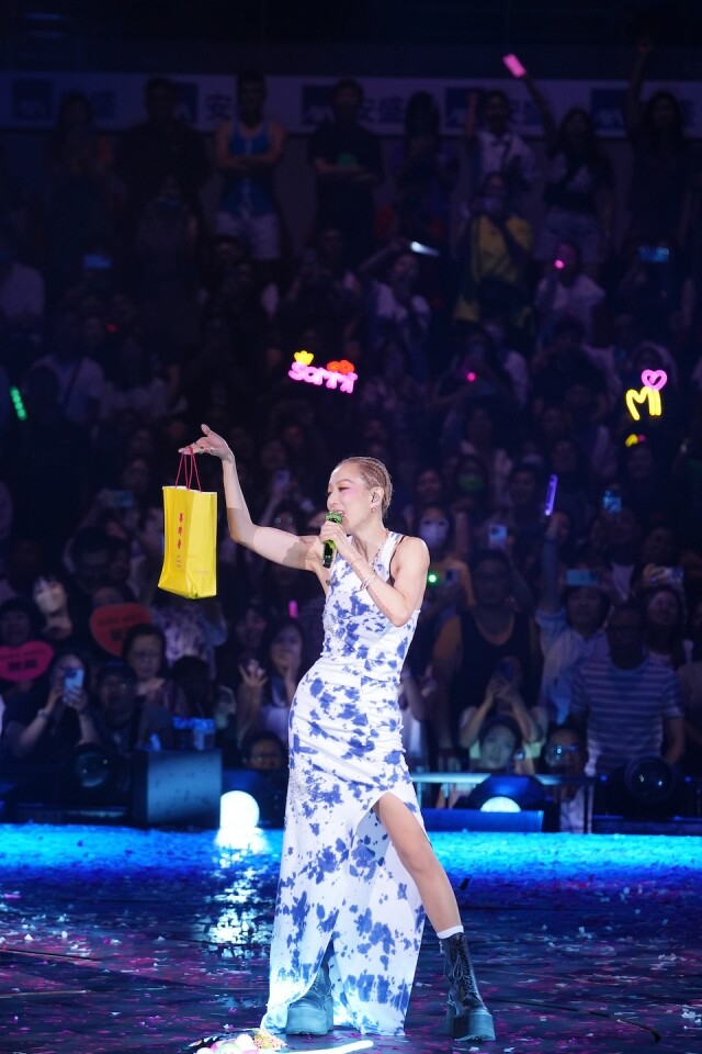 鄭秀文演唱會嘉賓名單整合！Sammi 佩戴 600 萬珠寶配飾盡情唱跳，百變舞台造型再創時裝經典