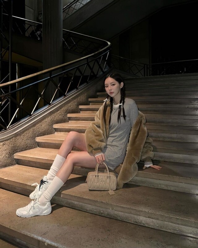 Miu Miu 三度聯乘 New Balance 再次引起搶購潮!今季推出的「雙鞋帶 530 SL」更用上最流行的美拉德色 Miu Miu 三度聯乘 New Balance 再次引起搶購潮!今季推出的「雙鞋帶 530 SL」更用上最流行的美拉德色