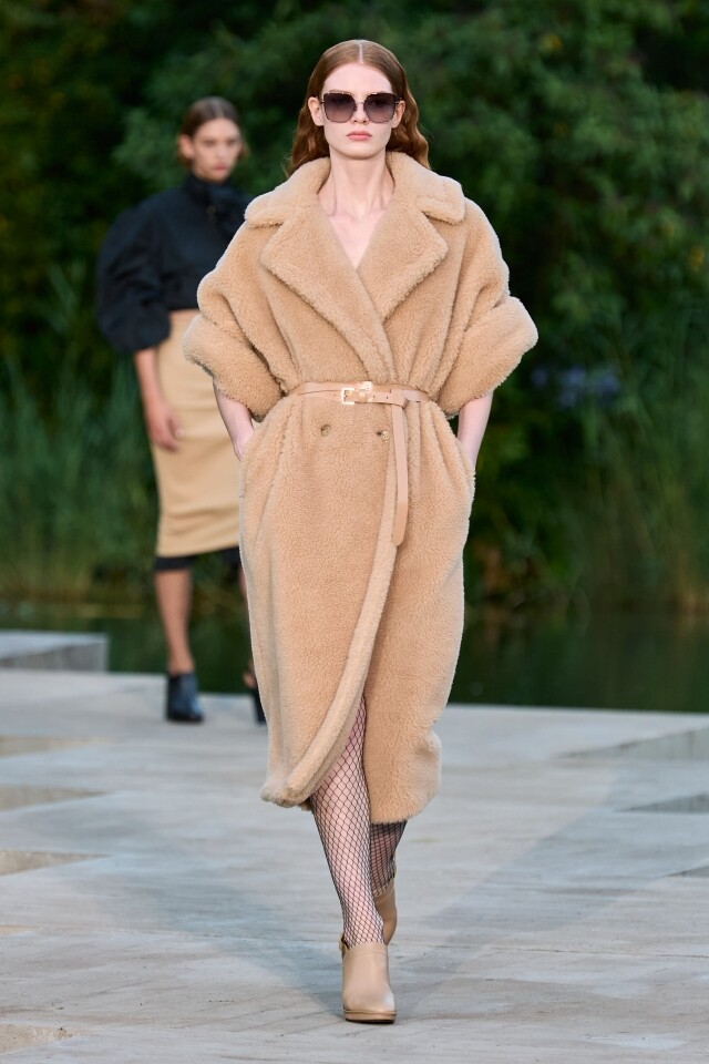 Max Mara 新季外套設計焦點落於全新比例的 Teddy bear 變奏版大衣,柔軟的垂直輪廓更充滿了輕鬆自在的時尚感。 Max Mara 新季外套設計焦點落於全新比例的 Teddy bear 變奏版大衣,柔軟的垂直輪廓更充滿了輕鬆自在的時尚感。