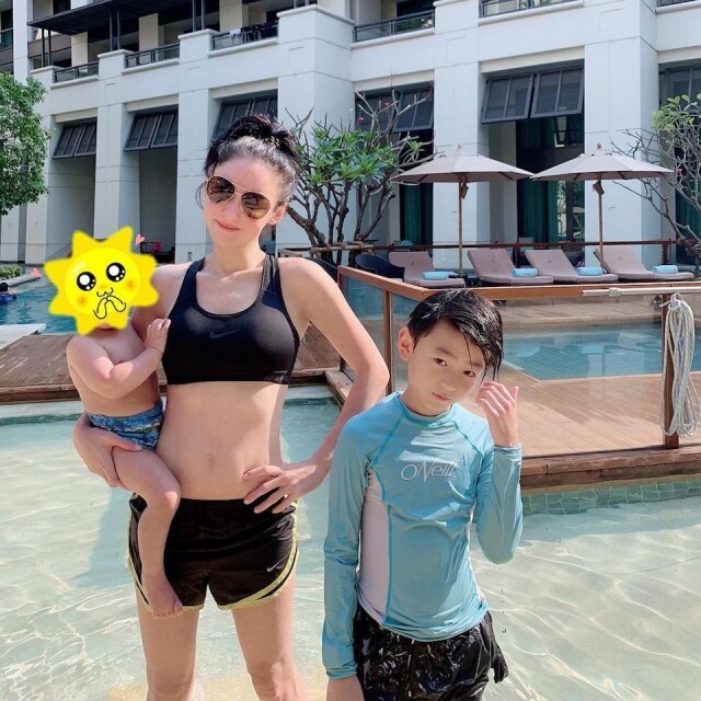 張栢芝經常在社交網站分享她和孩子的互動,並多次表示對兒子們的愛意,她稱孩子們從來不是她的累贅,而是她用青春換來的寶貝,言語和互動之間都顯示出有 3 個兒子的張栢芝十分幸福。 張栢芝經常在社交網站分享她和孩子的互動,並多次表示對兒子們的愛意,她稱孩子們從來不是她的累贅,而是她用青春換來的寶貝,言語和互動之間都顯示出有 3 個兒子的張栢芝十分幸福。