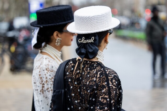 印度時尚姊妹花 Snehal & Jyoti Babani 的創意頭飾超吸睛！將 LV 手袋、Chanel 鈕扣戴上頭，打造浮誇華麗造型！