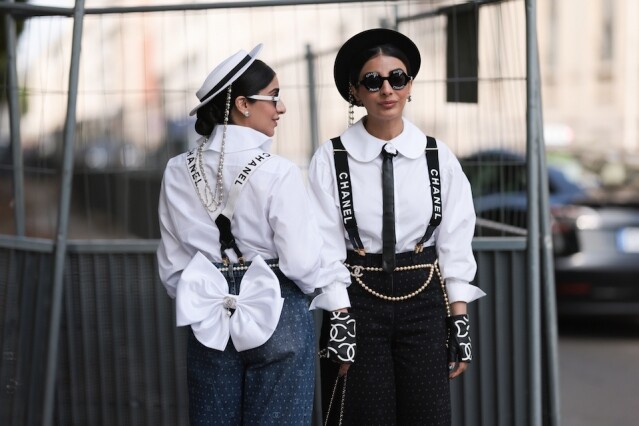 印度時尚姊妹花 Snehal & Jyoti Babani 的創意頭飾超吸睛！將 LV 手袋、Chanel 鈕扣戴上頭，打造浮誇華麗造型！