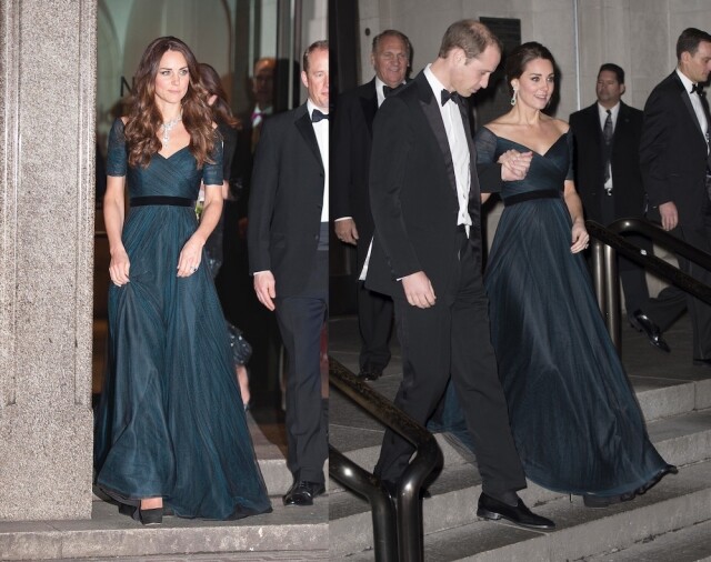 凱特王妃穿著 Jenny Packham 的墨綠色晚禮服，凱特王妃分別在 2 月和 12 月出席活動時都穿上了它。
